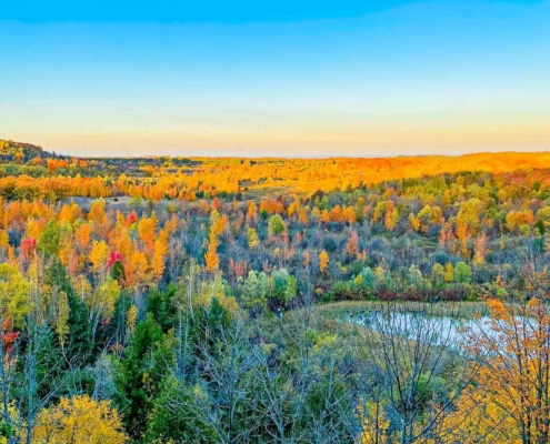 Mono Cliffs Provincial Park lookout point for beautiful fall foliage
